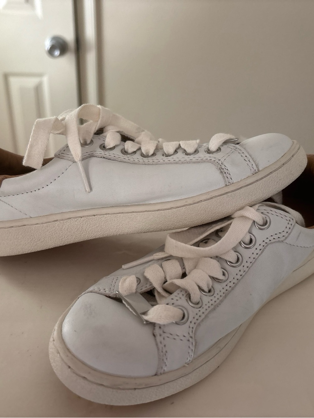 UGG White Low-Top Leather Sneakers Size 5 EUC